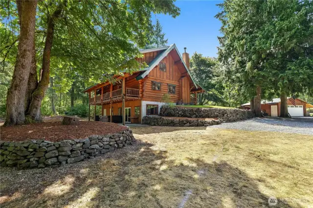 Log homes in Washington State blend seamlessly with the natural landscape, offering a classic and comforting feel.
