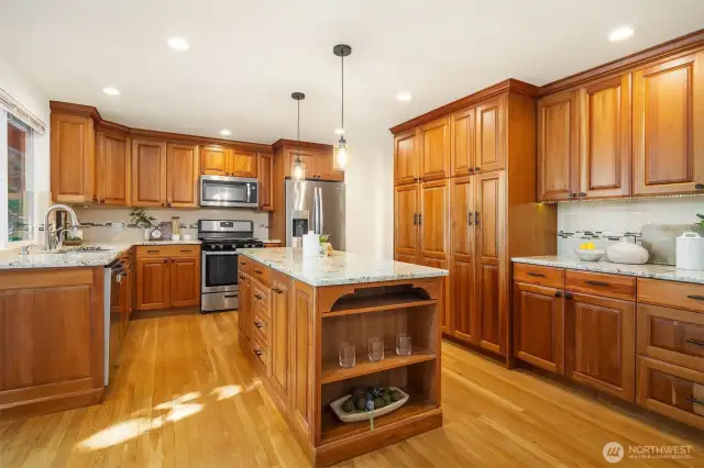 Cabinets and cupboards have pull out shelves