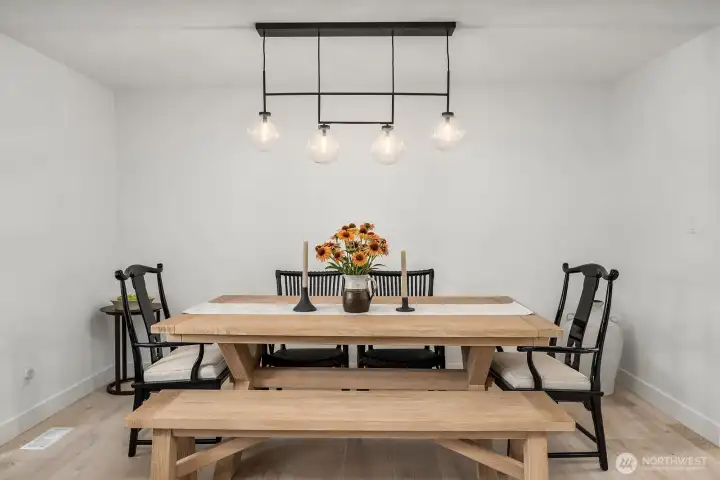 Cozy dining room & tasteful lighting