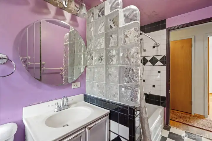 Main floor full bathroom