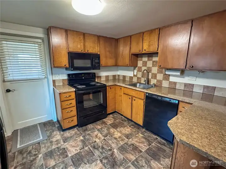 Stylish black appliances are all included