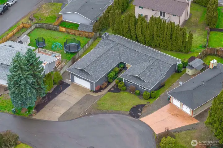 Located in a quiet cul-de-sac in a desirable location!