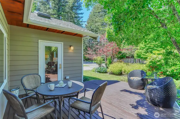 Private front yard deck for morning coffee and afternoon relaxing. Private front yard deck for morning coffee and afternoon relaxing.