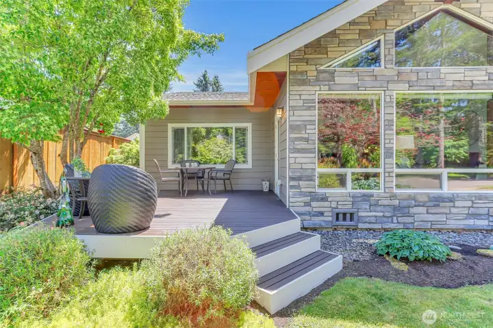 Beautiful front deck. Beautiful front deck.