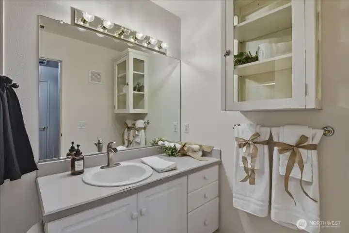 Full bathroom, tub/shower combo