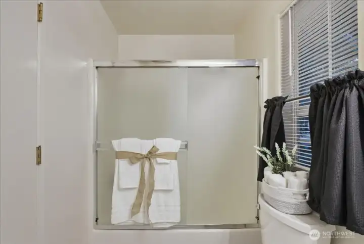 Full bathroom, tub/shower combo
