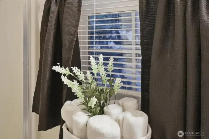 Full bathroom, tub/shower combo