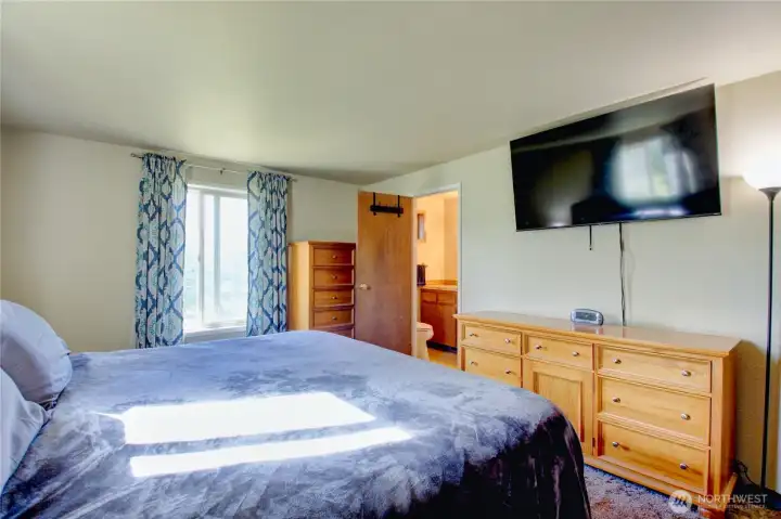 Primary bedroom with an en-suite bathroom. Primary bedroom with an en-suite bathroom.