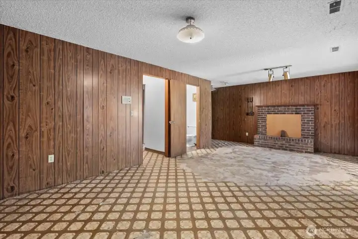 lower level bonus room