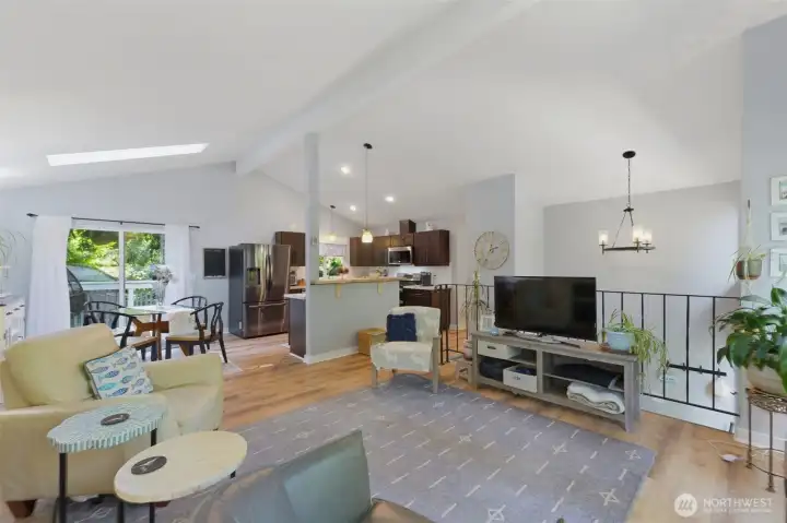 Vaulted ceilings and skylight makes this feel like a great room! Vaulted ceilings and skylight makes this feel like a great room!