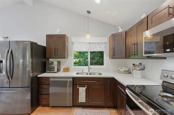 An open kitchen that you will enjoy cooking in! An open kitchen that you will enjoy cooking in!