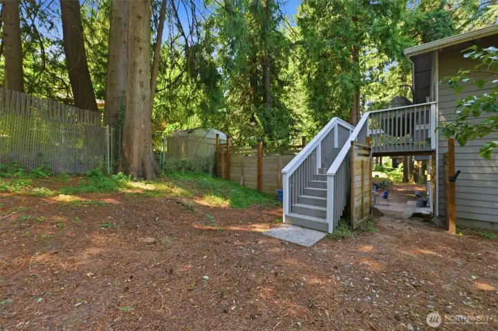 An additional separate fenced area! An additional separate fenced area!