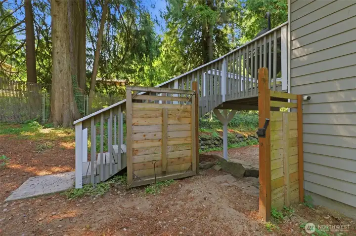 Two fully-fenced areas in the backyard separated by a gate! Two fully-fenced areas in the backyard separated by a gate!