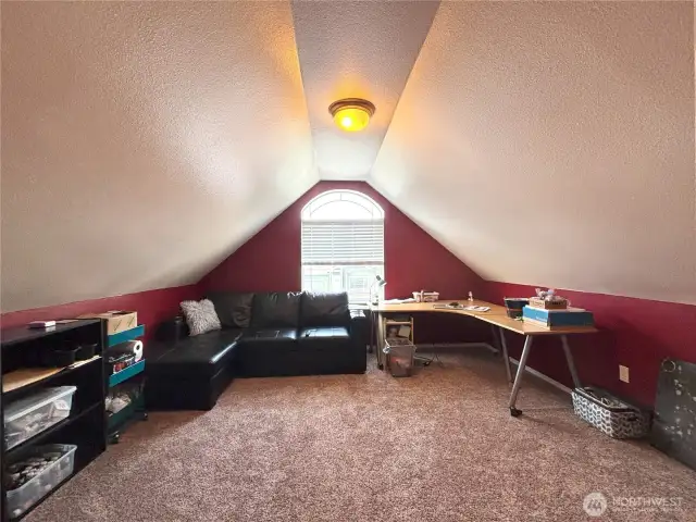 Bonus room with nice space for office, crafts, game room, media room and more!