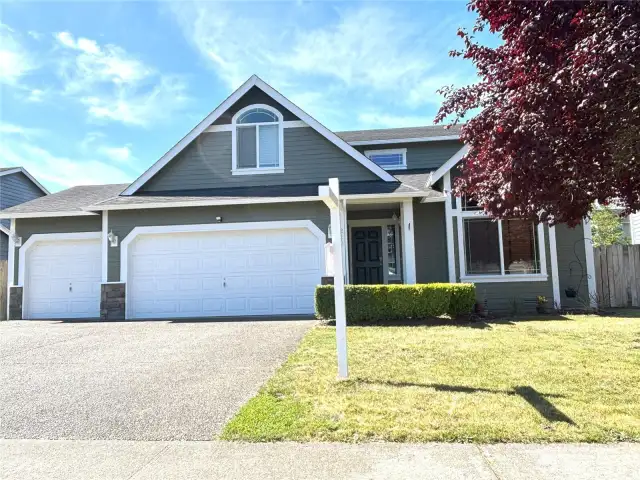 Home w/3-car garage, RV parking, fenced backyard, 4-bdrms & Bonus room and more!