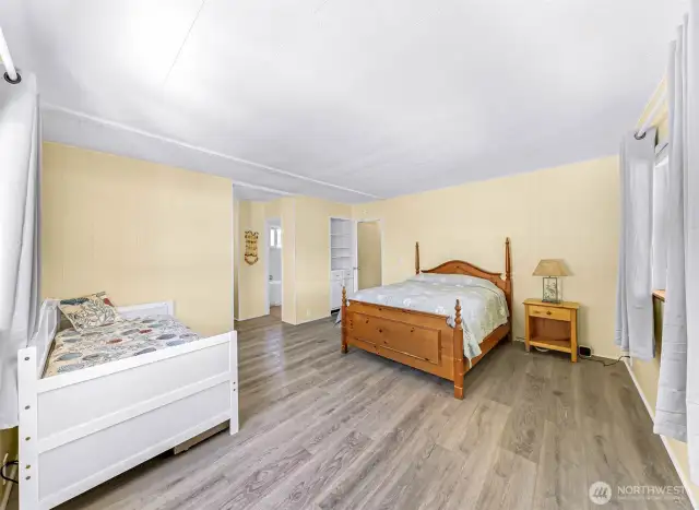 Very spacious primary bedroom