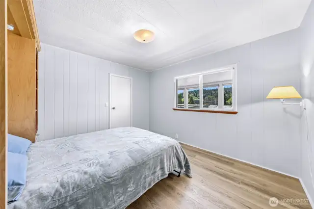 2nd bedroom with murphy