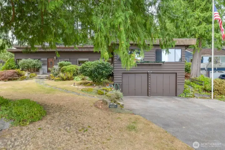 A sweet rambler with garage Under