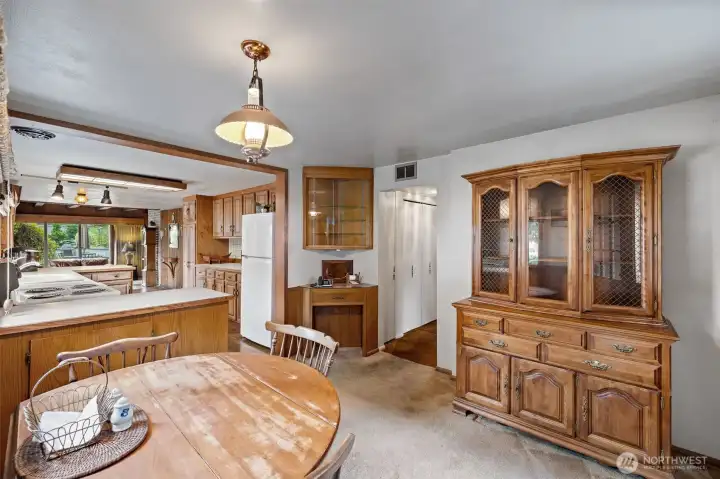 Eat-in Area - room for larger table