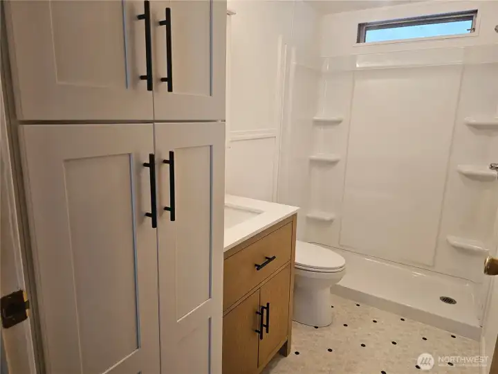 Guest bath with linen closet