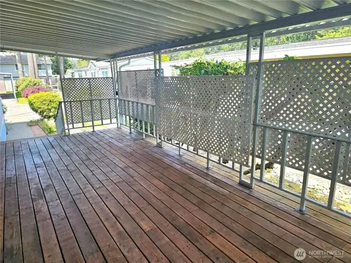 Huge covered front deck with privacy