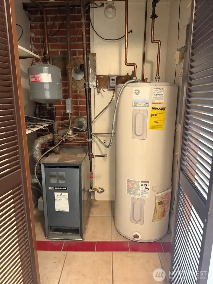 Gas boiler/water radiator & electric water heater unit B