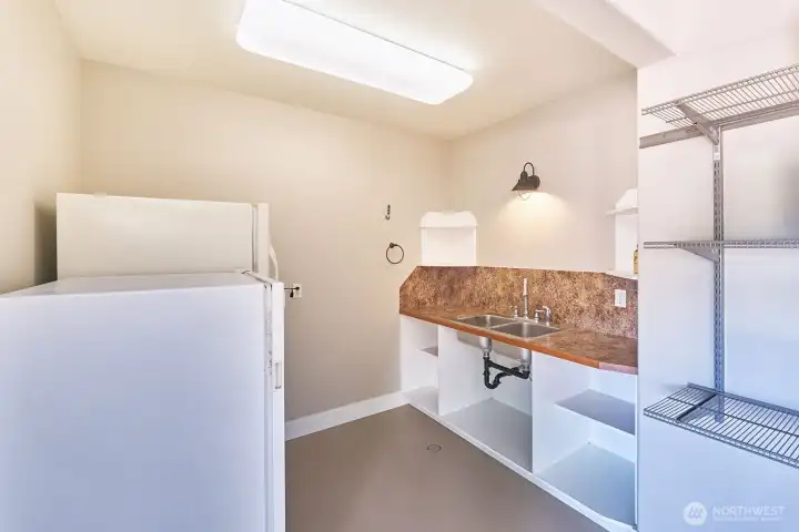 Fresh catch? The garage utility sink with hot and cold water makes cleaning razor clams almost effortless.