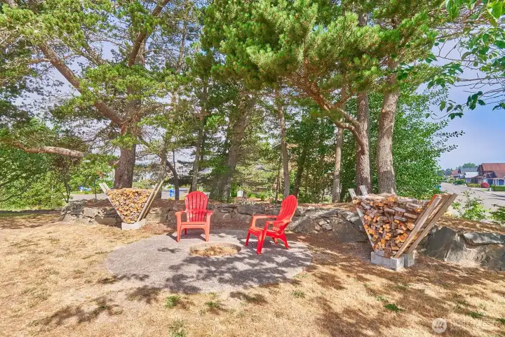 The deck has access to the 2nd 5,000 sqft lot offers space for lawn games and time around the firepit telling tall tales