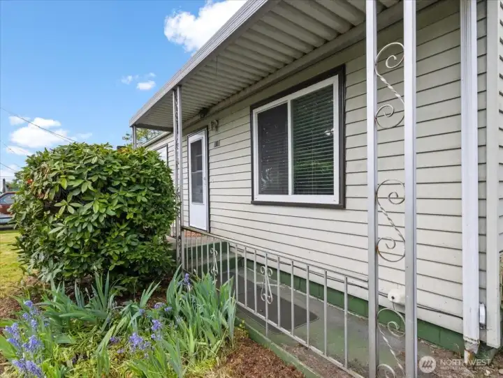 Covered entry/porch