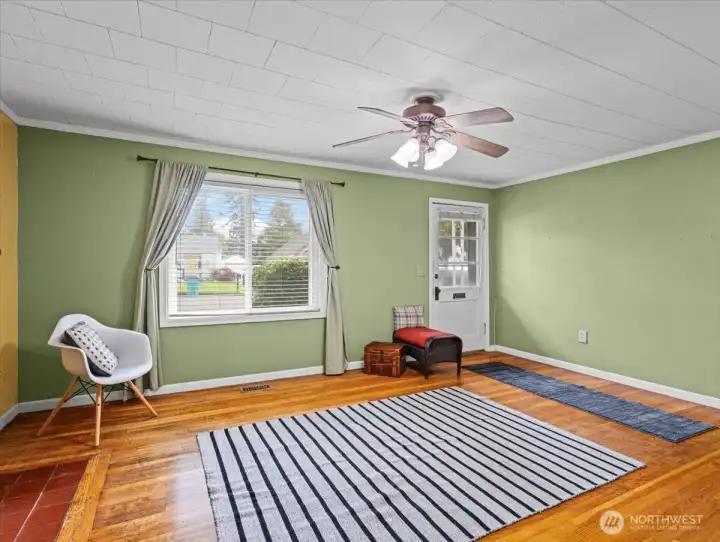 Living room, hardwood floors, wood-burning fireplace, ceiling fan