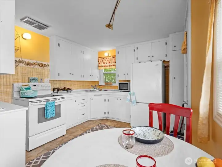 Kitchen w/ eating space, all appliances stay