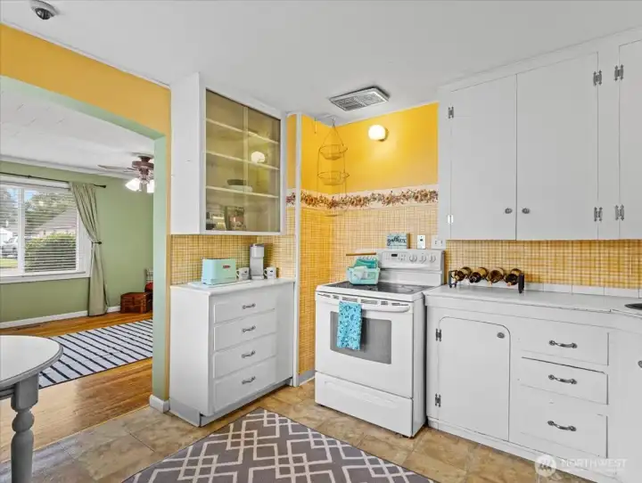 Kitchen w/ eating space, all appliances stay