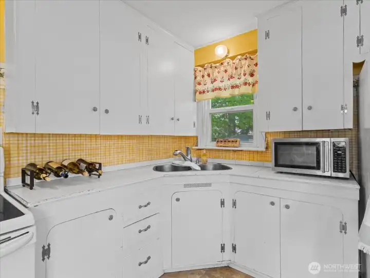 Kitchen w/ eating space, all appliances stay