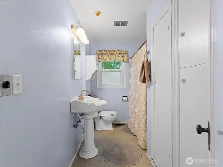 Full bathroom, w/ tub/shower combo
