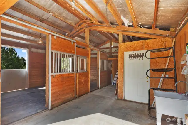 6-stall barn with tack room