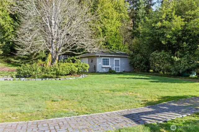 Garage at foot of u-shaped driveway.