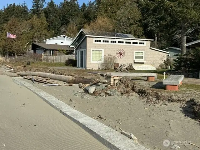 House at 4936 also faces the water.