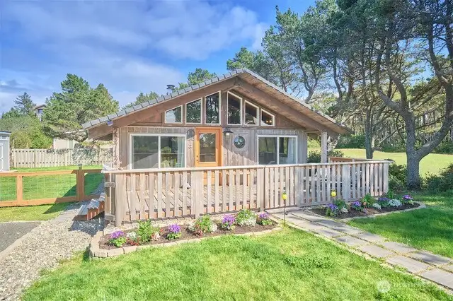 Sweet beach cottage at the end of a quiet lane