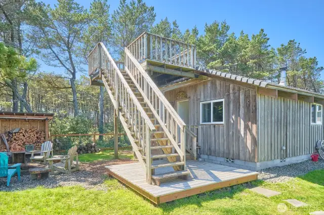 Cool "Pirate Ship" deck with views all the way to the ocean
