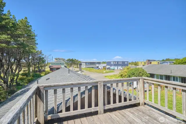 Peek-a-boo water views from up here, fresh ocean breezes too!