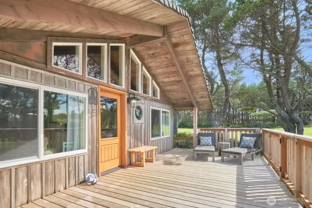 Large west-facing deck for catching evening rays