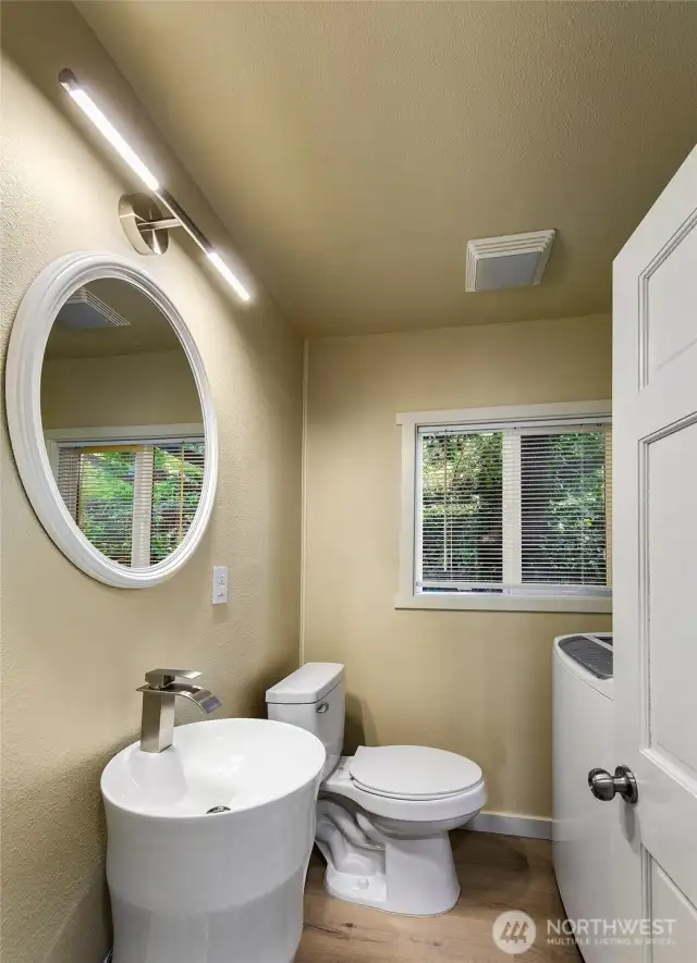 Main level bathroom w/full size washer/dryer