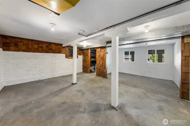 Over 500sq ft flex/basement space w/outside entry.