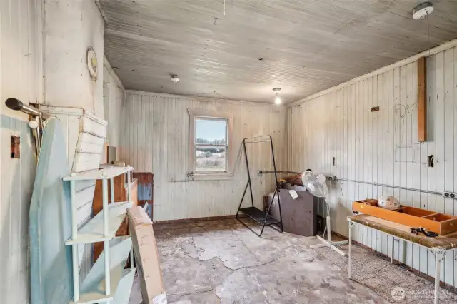 3 Rooms Outside can be used as office, storage, salon, and so on!
