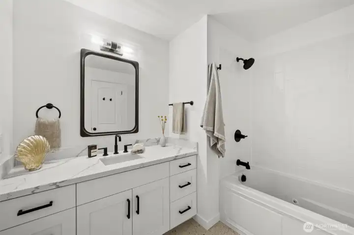 Upstairs Bath w/Jetted Spa Tub