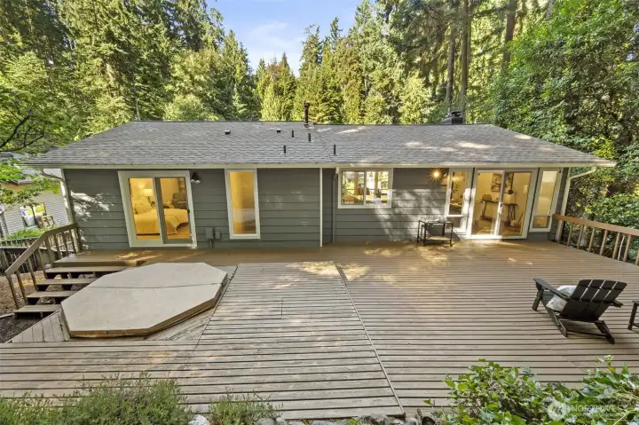 Private Backyard w/Hot Tub