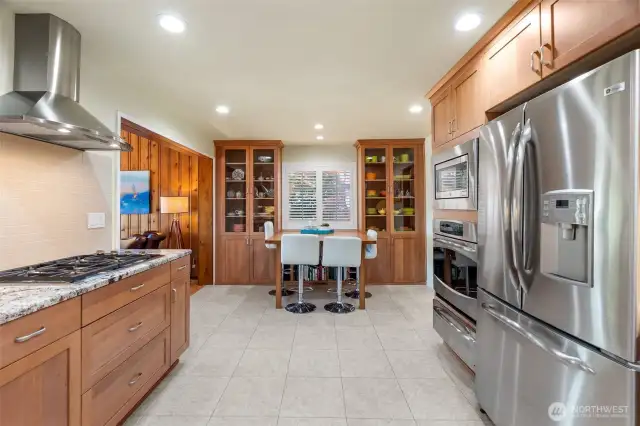 More custom built ins at the end of the kitchen. This second dining area has a view to the lake and is a great spot for casual meals, homework, games and puzzles....right in the heart of the action!