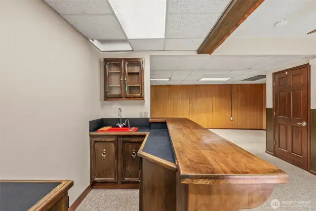 Wet Bar - Perfect for Entertaining!