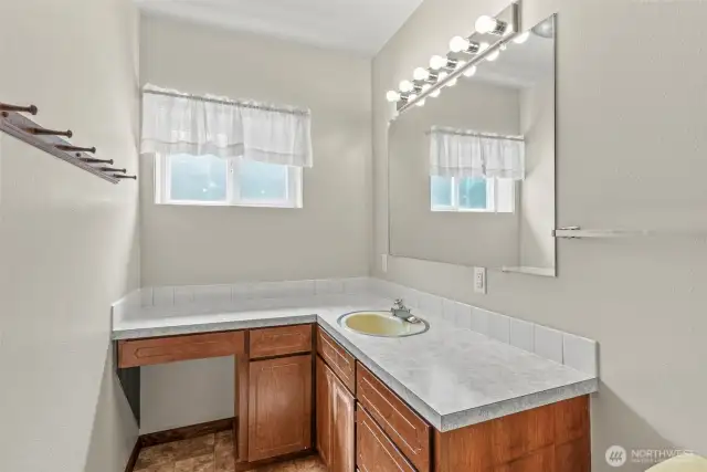 Bathroom (downstairs)