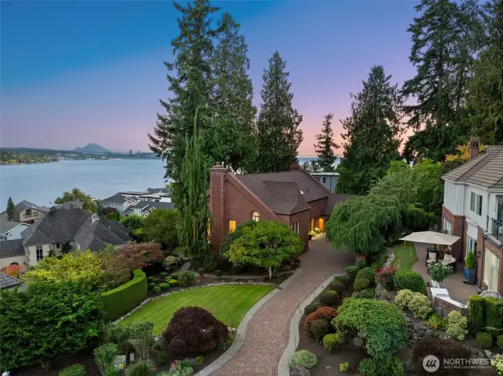 Welcome to Woodland Cove, a community set on the shores of Lake Washington